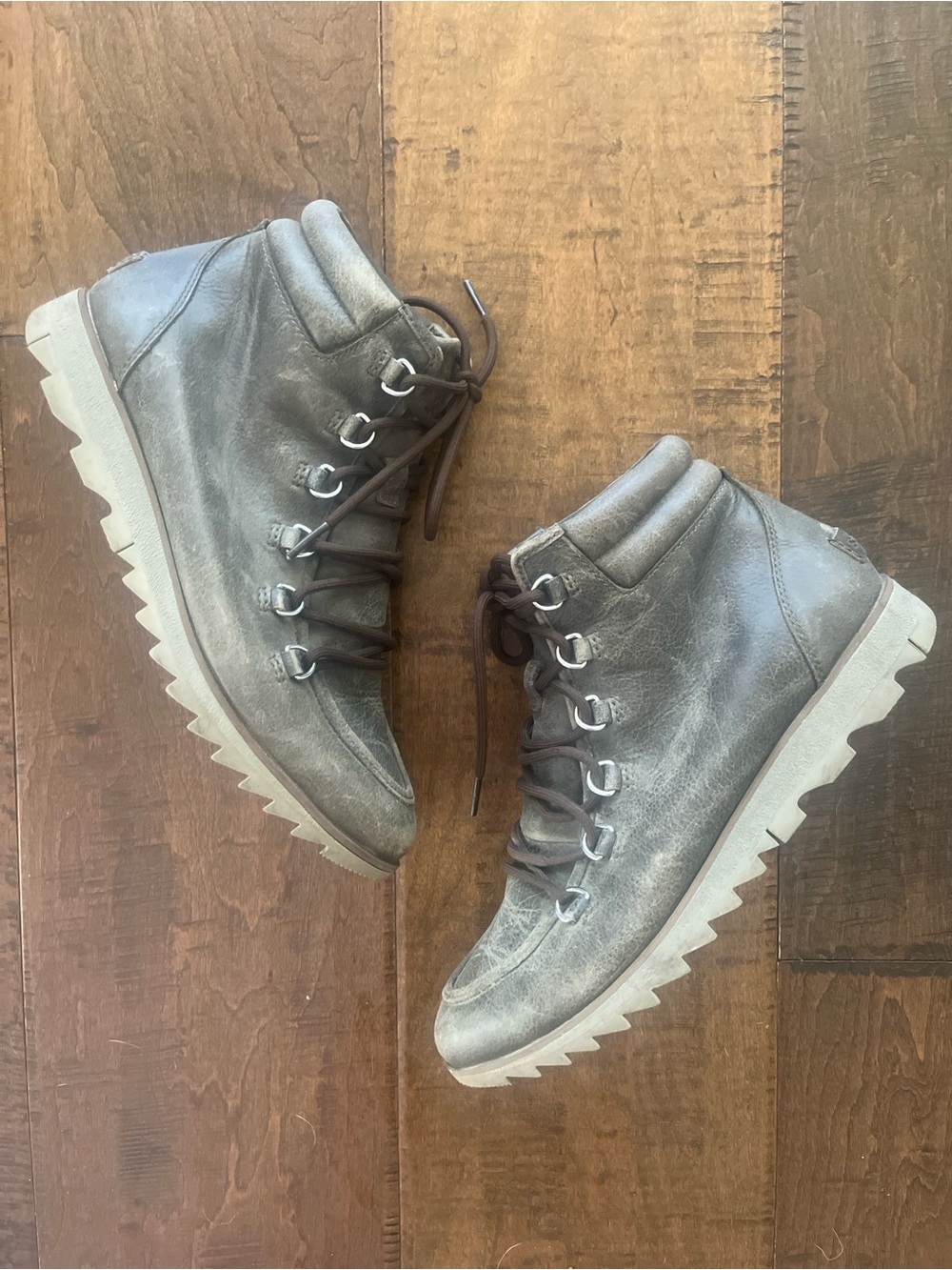 Sorel Harlow gray/brown distressed leather waterproof lace-up ankle boots. Sz. 9